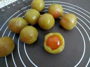 利用这空档，把莲蓉蛋黄包好