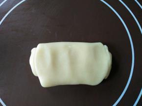 取出松弛好的面团，稍微按扁