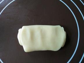 取出松弛好的面团，稍微按扁