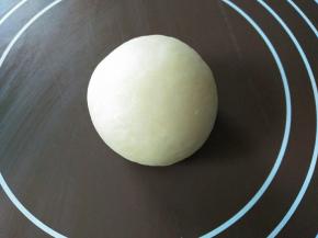 捏紧开口处，稍微揉圆些