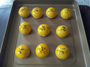 均匀的刷上一层蛋液，撒上黑芝麻装饰