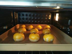 放入预热好的烤箱，180度烤25分钟