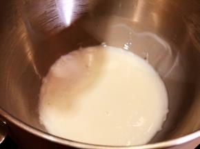 将装好牛奶的搅拌桶放入冷冻室15分钟，目的防止一会和面的时候温度太高。