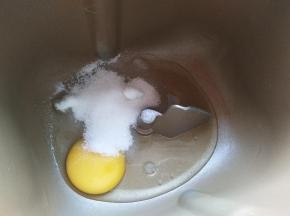 鸡蛋和细砂糖倒入面包桶