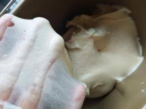 揉10分钟加入黄油，继续揉15分钟