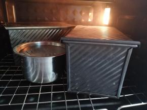 烤箱里放碗热水，进行发酵