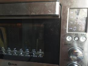 烤箱预热5分钟，选择4吐司功能进行烘烤