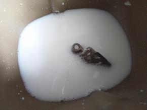 牛奶倒入面包桶