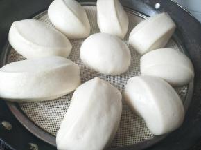 冷水上锅，大火蒸5分钟，转中火蒸8分钟，关火焖3分钟