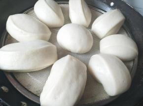 冷水上锅，大火蒸5分钟，转中火蒸8分钟，关火焖3分钟