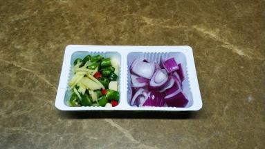 姜切丝、辣椒切段、洋葱切片、蒜切块备用