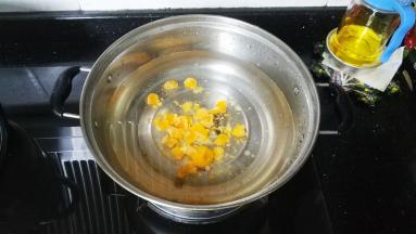 锅里放入足量水，放入咸蛋黄