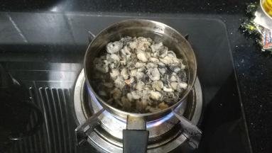 水开后放入螺肉略煮10秒捞出