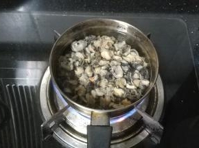 水开后放入螺肉略煮10秒捞出