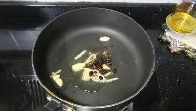 锅里热油，放入姜丝、蒜块、豆豉炒香