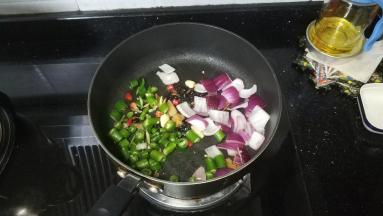 放入洋葱、辣椒圈继续爆香