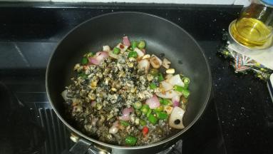 倒入田螺肉，放入料酒、生抽、胡椒碎、糖