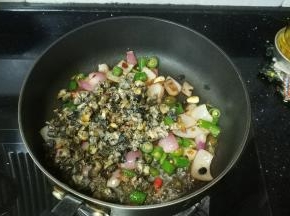倒入田螺肉，放入料酒、生抽、胡椒碎、糖