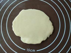 往四周擀开，尽量擀得中间厚，两边薄