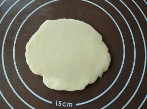 往四周擀开，尽量擀得中间厚，两边薄
