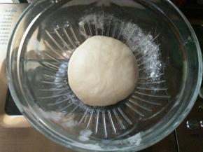 做披萨不必刻意追求手膜，揉到完全扩展就好，整理面团放入碗中，25-28度环境发酵60分钟