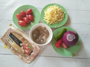 准备披萨的馅料