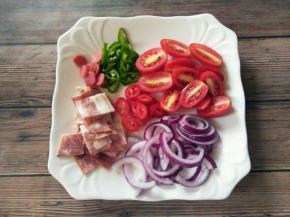 把所需的材料切小块备用