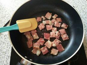 培根入锅炒去油脂