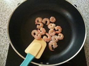 鲜虾入锅炒干水份