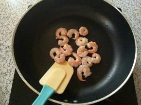 鲜虾入锅炒干水份