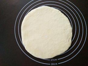 把面团擀成与模具底部一样大小的饼皮