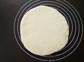 把面团擀成与模具底部一样大小的饼皮