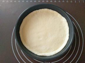 披萨盘中抹点黄油防粘，放入饼皮整理好