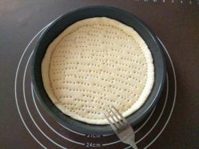 用刀叉叉出一些小孔，以防烤的时候面皮鼓起