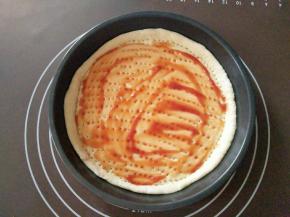 抹上一层番茄酱，或披萨酱