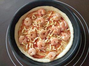 摆上鲜虾，撒上一点点胡椒粉