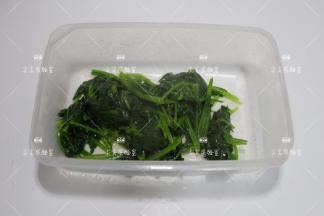 锅中加入少许盐和油将菠菜焯水后捞出沥干