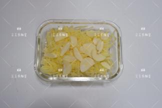 土豆切成小块，大蒜切片，一起放入微波炉打至软糯