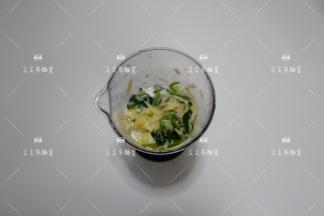 打熟的土豆蒜片、菠菜放入料理机，加入牛奶和盐