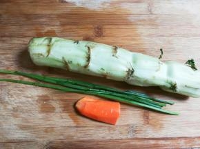 准备好洗净的食材：莴笋，胡萝卜，香葱