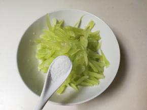 莴笋切丝放入一小勺盐拌匀腌制一会出水