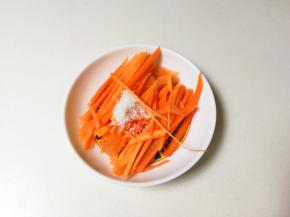 胡萝卜放入少许盐拌匀腌制出水