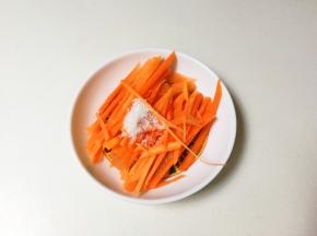 胡萝卜放入少许盐拌匀腌制出水