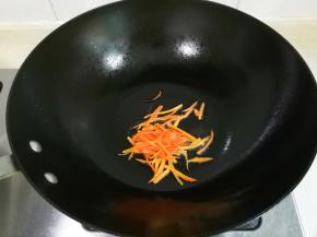 热锅凉油放入放入胡萝卜丝翻炒变色