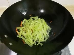 放入莴笋翻炒均匀