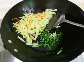 放入香菜葱翻炒出香味