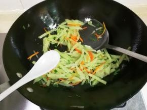 放入少许鸡精翻炒均匀