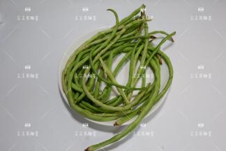 豆角洗净，先不要切