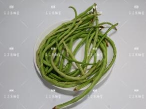豆角洗净，先不要切