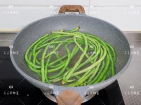 锅中注入水，加入一点盐，烧开后下入豆角焯至断生。